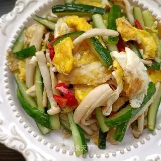 White mushroom cucumber fried eggs