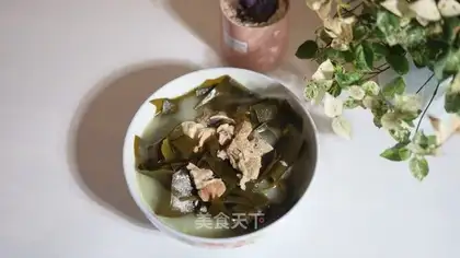 Ribbon seaweed soup