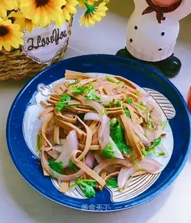 Onions with bean skin