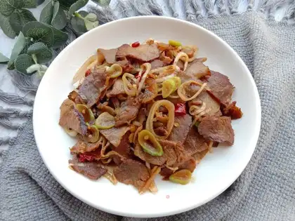 The onion fried the meat