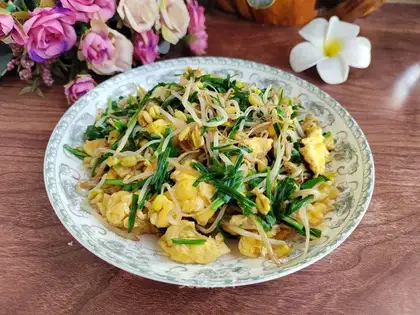 Green bean sprouts with fried eggs