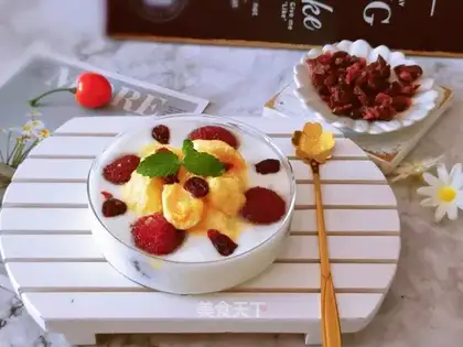 Fruit and sand yogurt