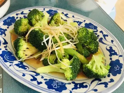 Onion oil broccoli