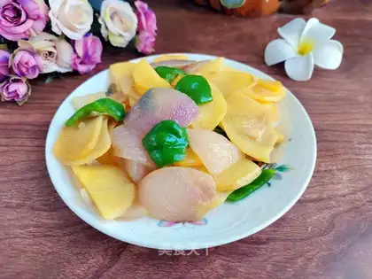Onion fried potato chips