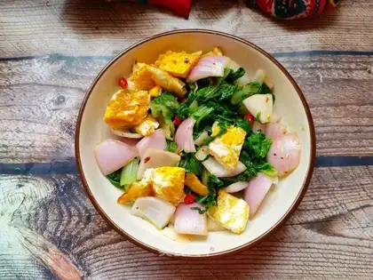 Fried egg onions with cabbage