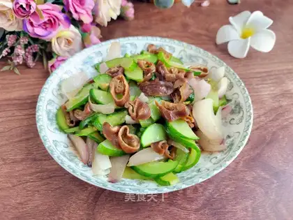 Onion cucumber and fatty intestines