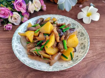 Five pork and eggplant to burn potatoes