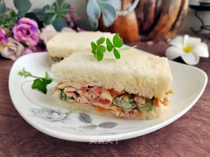 Tomato omelet sandwich