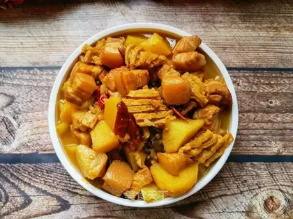 Red roast potato stew