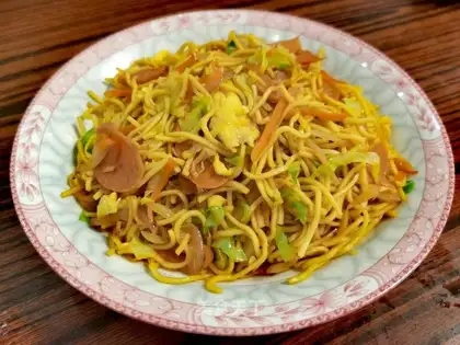 Three eggs of noodles