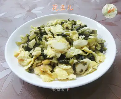 Pickles whips fried eggs