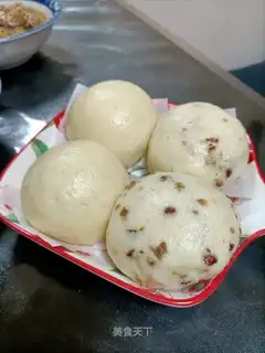 Milk and red dates and bean buns