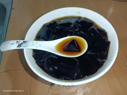 Black powdered sugar