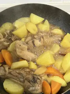 Home spicy chickens and potatoes
