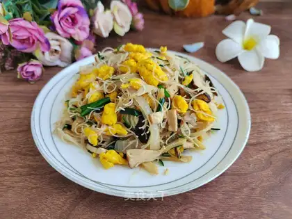 Onion egg mushroom noodles