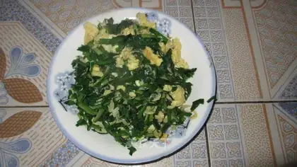 Scrambled eggs with leek and shrimp skin