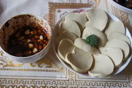 Cold dishes with vegetarian chicken dipped in sauce