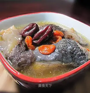 Stewed chicken with sea cucumber and shredded bamboo