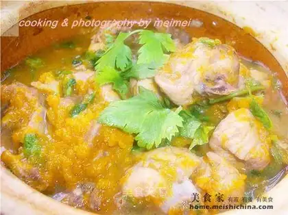 Braised pumpkin chicken with flower carving