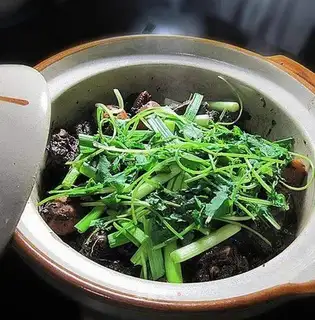 Braised goose with rice mushroom in casserole