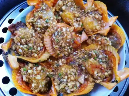 Steamed scallops with garlic