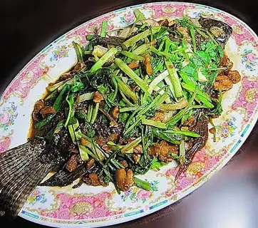Pan-fried and baked black carp with ginger