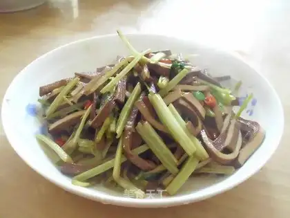 stir-fried celery with five-spice dried shredded