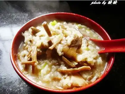 Tea tree mushroom chicken porridge