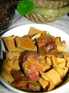 Stewed sausage with bamboo shoots
