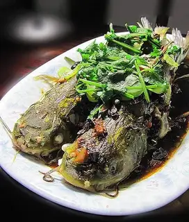 Steamed yellow-bone fish with garlic and black beans