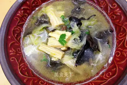 Chinese cabbage, fungus and tofu bamboo soup