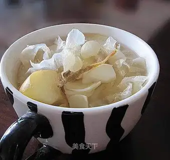Fresh lily and snow ear syrup water