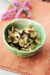 Double mushroom with oil and vinegar