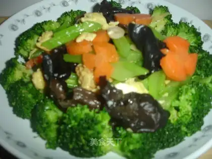 Fried fresh vegetables with fungus and eggs
