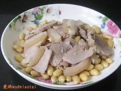 Stewed soybeans with salty pork leg meat