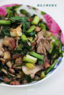stir-fried pig's head pork with garlic sprouts and mushrooms