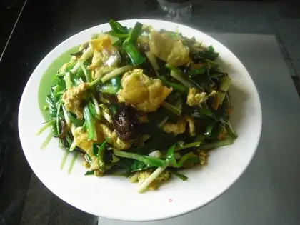 Scrambled eggs with leek yellow