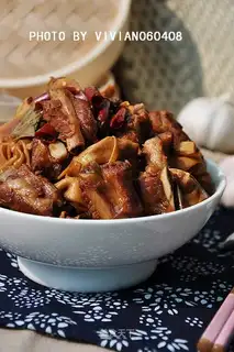 Grilled pork ribs with white leaf knots