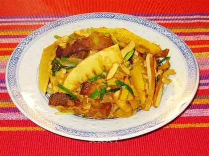 stir-fried Chinese onion with bacon and dried bean curd