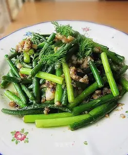 Fried fish slices with garlic sprouts