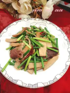 stir-fried dried tofu with garlic sprouts