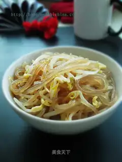 Bean sprouts with vermicelli strips