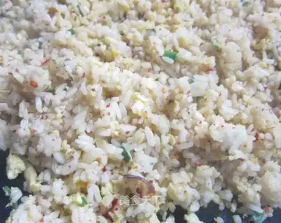 Fried rice with garlic and eggs