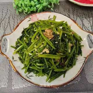 Garlic greasy potato leaves