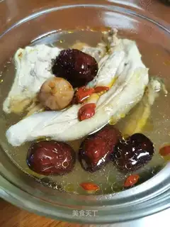 A rooster with figs and dates