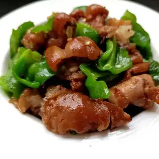 Wrinkled peppers and fat pig hoofs