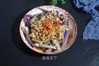 Squeeze the meat and steam the eggplant