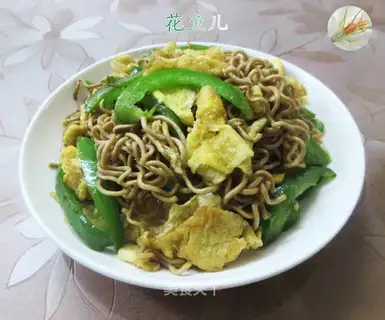 Tomato pretzels with fried wheat noodles
