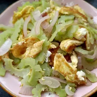 Scrambled eggs onions