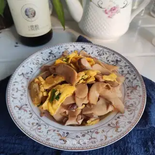 Eggs and apricot mushrooms